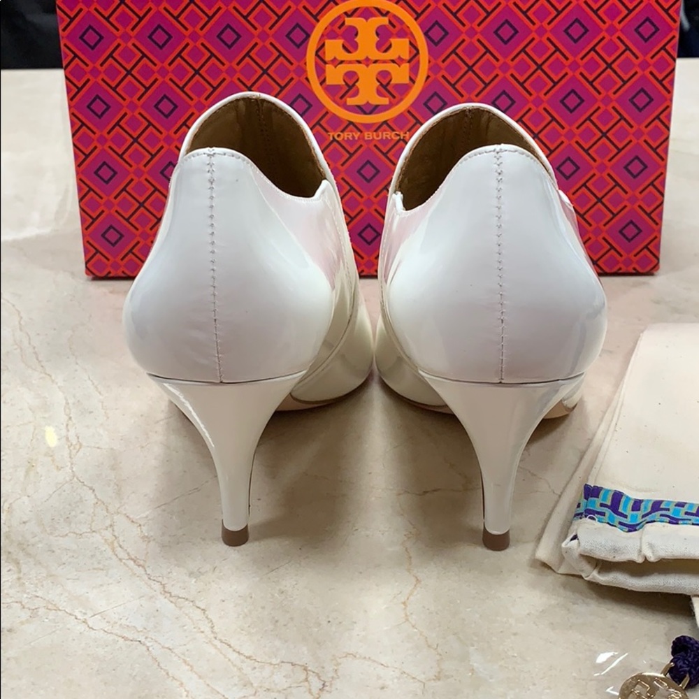 TORY BURCH GEORGINA PATENT LEATHER BOOTIE IN WHITE WITH WRAPPED KITTEN HEEL 8.5 - Picture 7 of 9